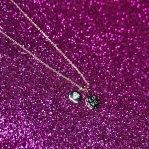 Κολιέ με δυο σύμβολα στο  ένα έχει μια καρδιά και στο άλλο love