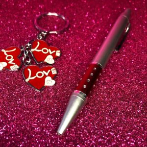 love kit ενα μπρελόκ και ενας σκύλος