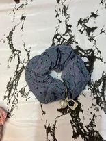scrunchie λαστιχάκι γαλάζιο  με μια πάρλα και μια χάντρα αρωμα