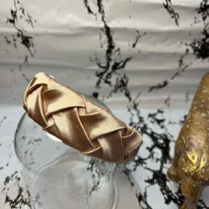 Στέκα με σατέν ύφασμα και σχέδιο πλεξούδα μπεζ