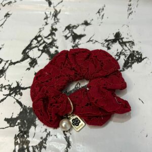 scrunchie λαστιχάκι μπορντό με μια πάρλα και μια χάντρα αρωμα
