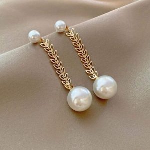 Σκουλαρίκια μάκρη  πέρλες με λεπτομέρεια χρυσό