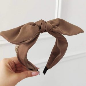 Στέκα σατέν με φιόγκο και με λεπτομέρεια χρυσή αλυσίδα και διαμάντια χακί