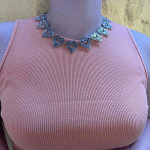 Κολιέ με εμπριμέ καρδιές