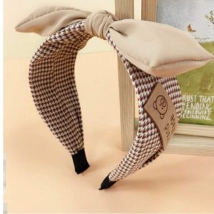 Στέκα καρό μπεζ με φιόγκο και αρκουδάκι στο πλάι