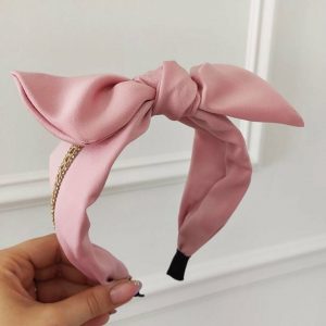 Στέκα σατέν με φιόγκο και με λεπτομέρεια χρυσή αλυσίδα και διαμάντια ροζ