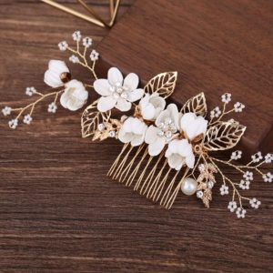 Νυφικό χτενακι με λευκά λουλούδια και χρυσά φύλλα