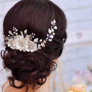 Νυφικό κουαφ με λουλούδια και χρυσές λεπτομέρειες