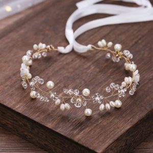 Νυφικό κουαφ με λευκές πέρλες και πετρούλες