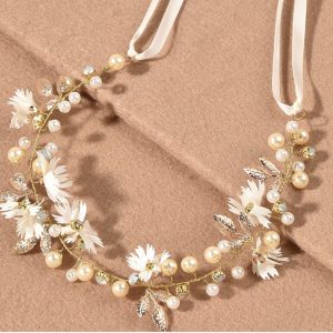 Νυφικό κουαφ με χρυσές και λευκές πέρλες και μικρά λουλουδάκια