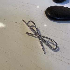 Τσιμπιδάκι μαλλιών ασημί  φιόγκος με διαμαντακια