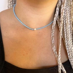 Χειροποίητο κολιέ με γαλάζιες  χάντρες και μια πάρλα