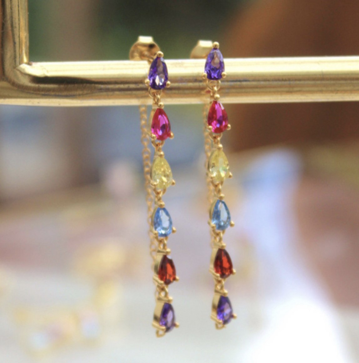 Σκουλαρίκια κρεμαστά χρυσά με χρωματιστά ζιργκον - Image 2